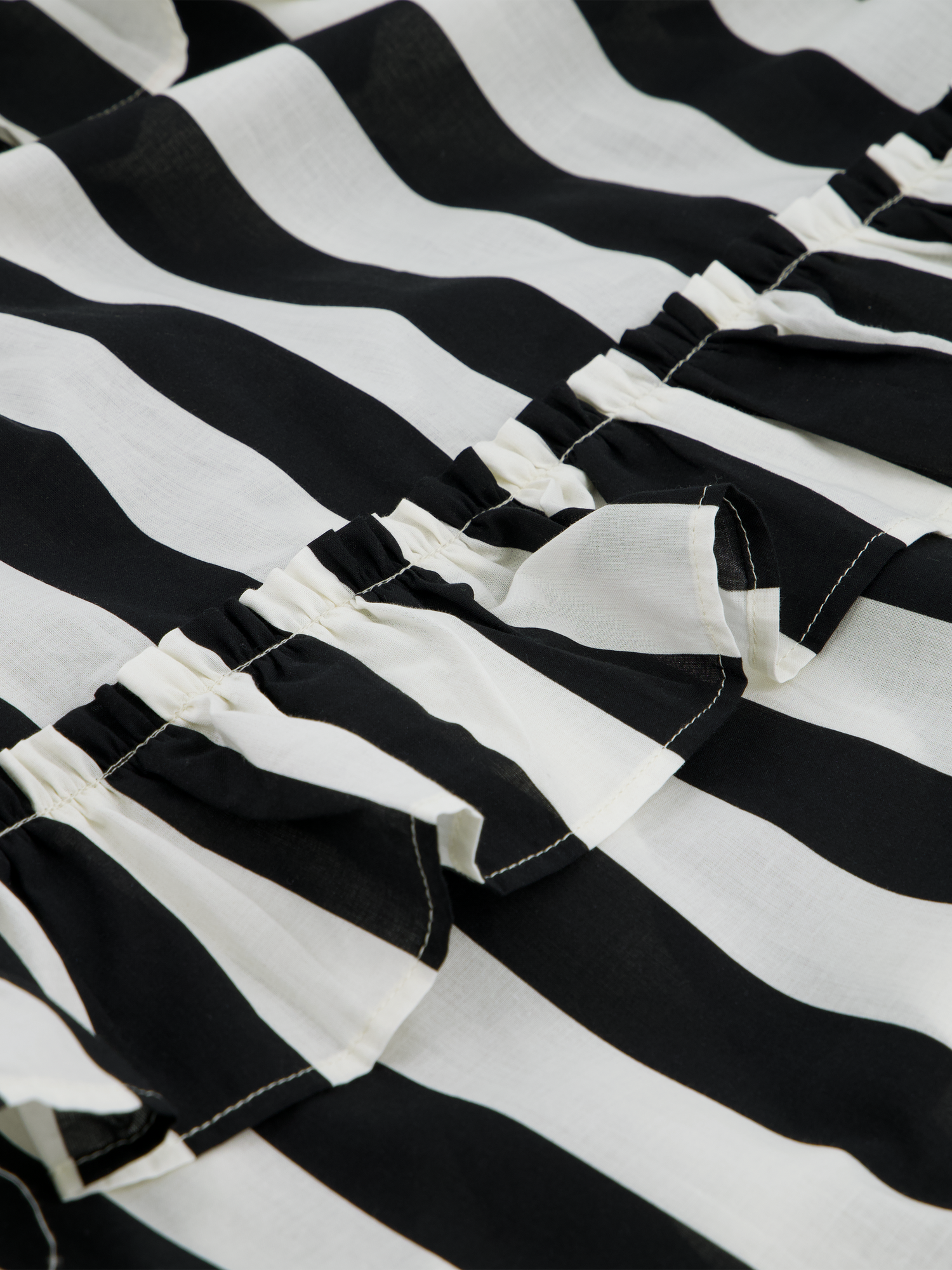 Robe à rayures noires et blanches, incontournable pour les filles de Singapour