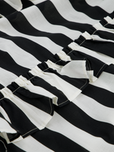 Robe à rayures noires et blanches, incontournable pour les filles de Singapour