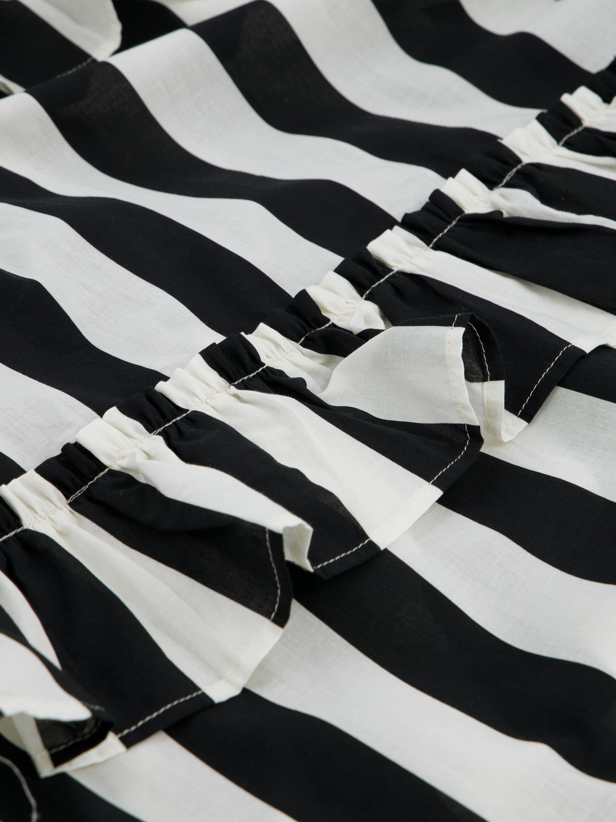 Robe à rayures noires et blanches, incontournable pour les filles de Singapour