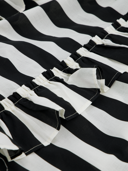 Robe à rayures noires et blanches, incontournable pour les filles de Singapour